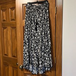 Rachel Zoe button down skirt with front slit. Black and white, size L